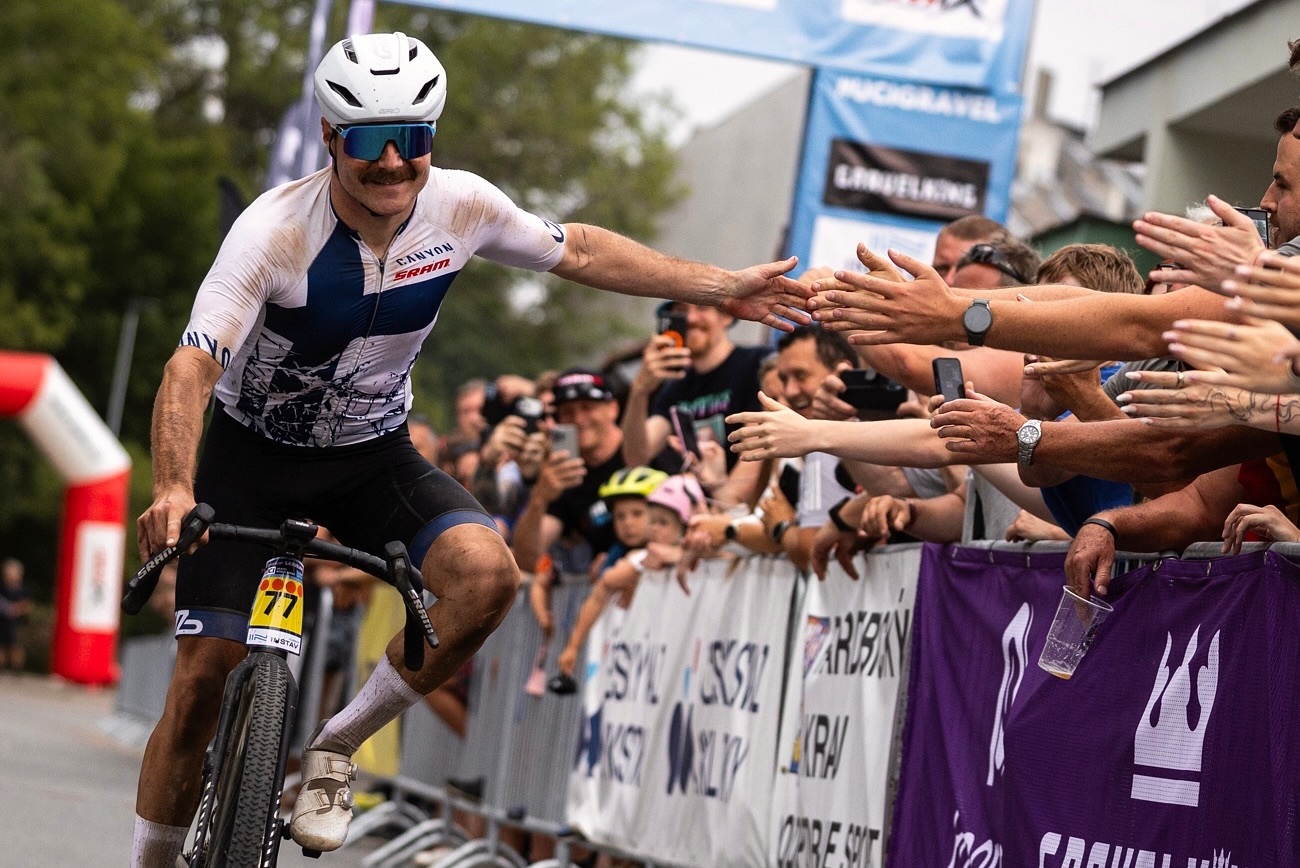 Valtteri Bottas opts for extreme cycle commute to Singapore!